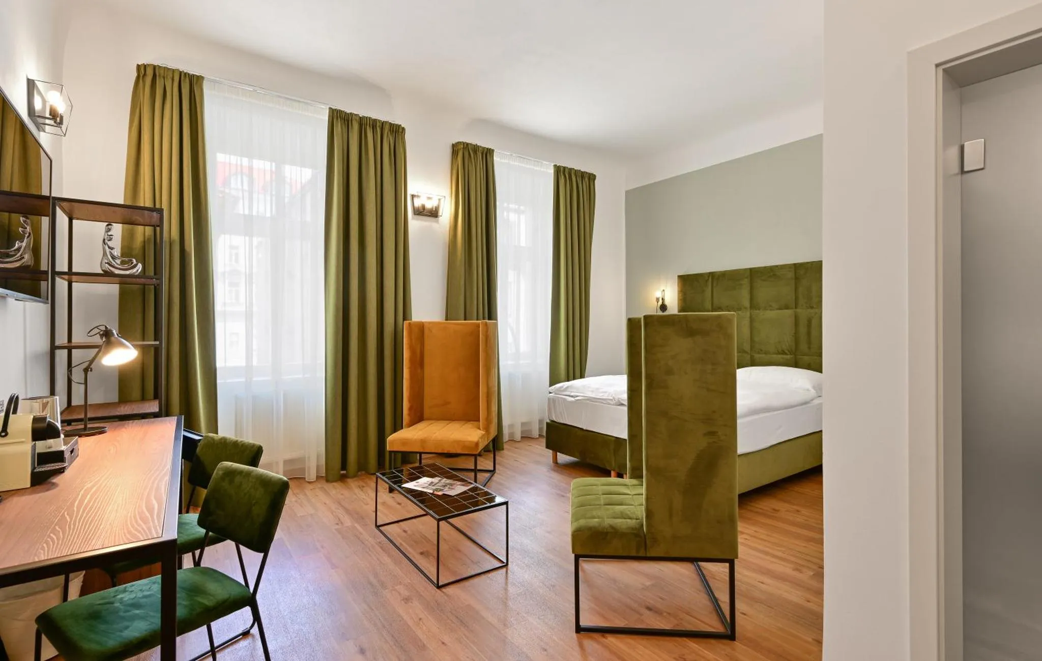 Komfortní dvoulůžkový pokoj s výhledem do ulice v Hotel Garden Court