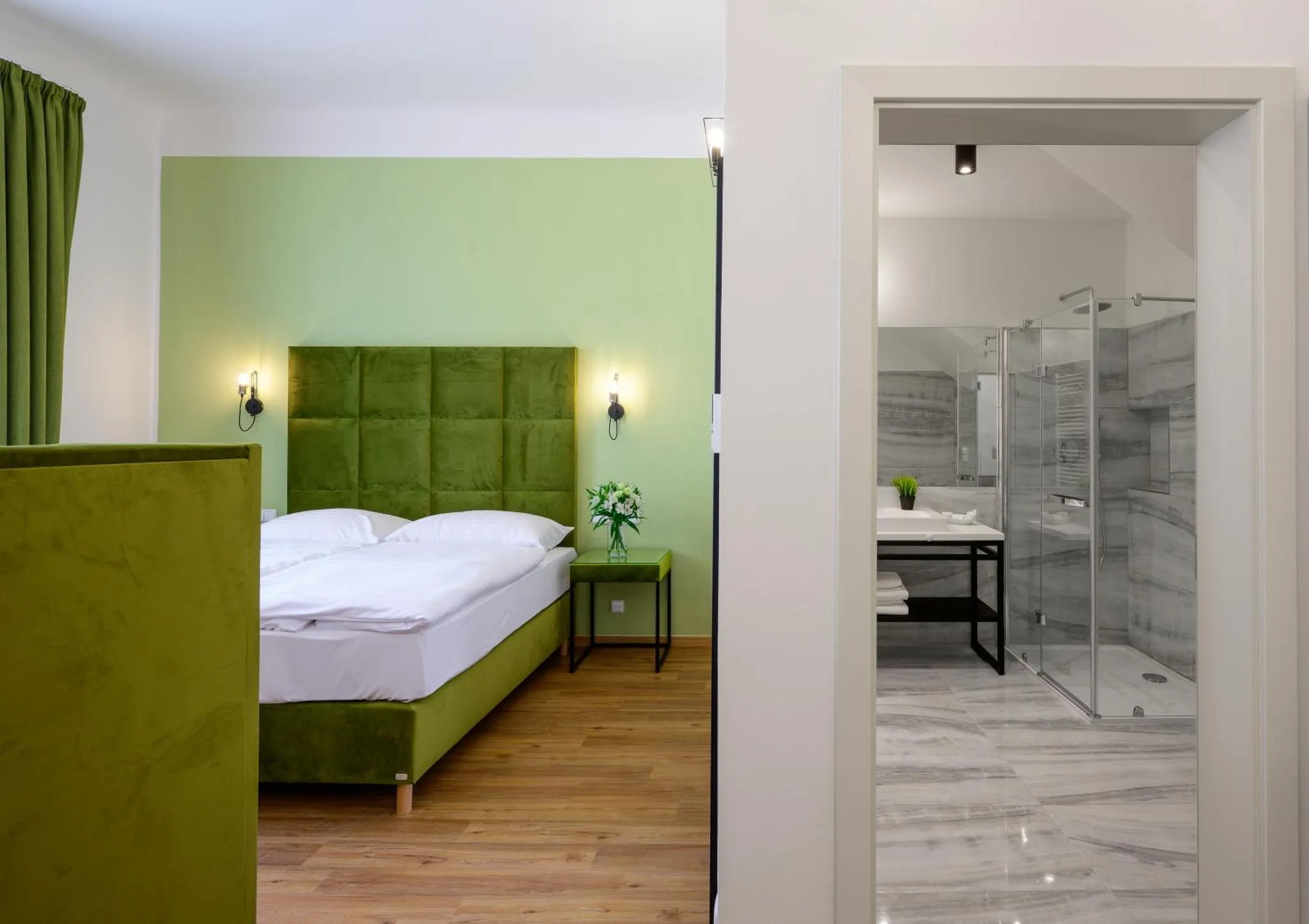 Náhled galerie Dvoulůžkový pokoj typu Comfort s výhledem do ulice 5