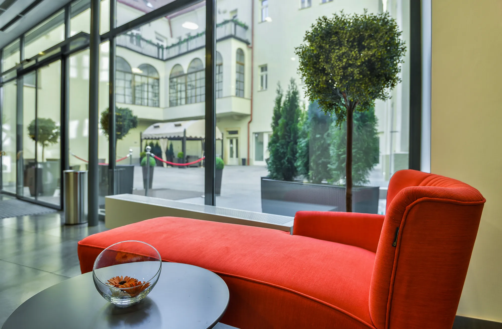 Posaďte se v lobby Hotel Garden Court