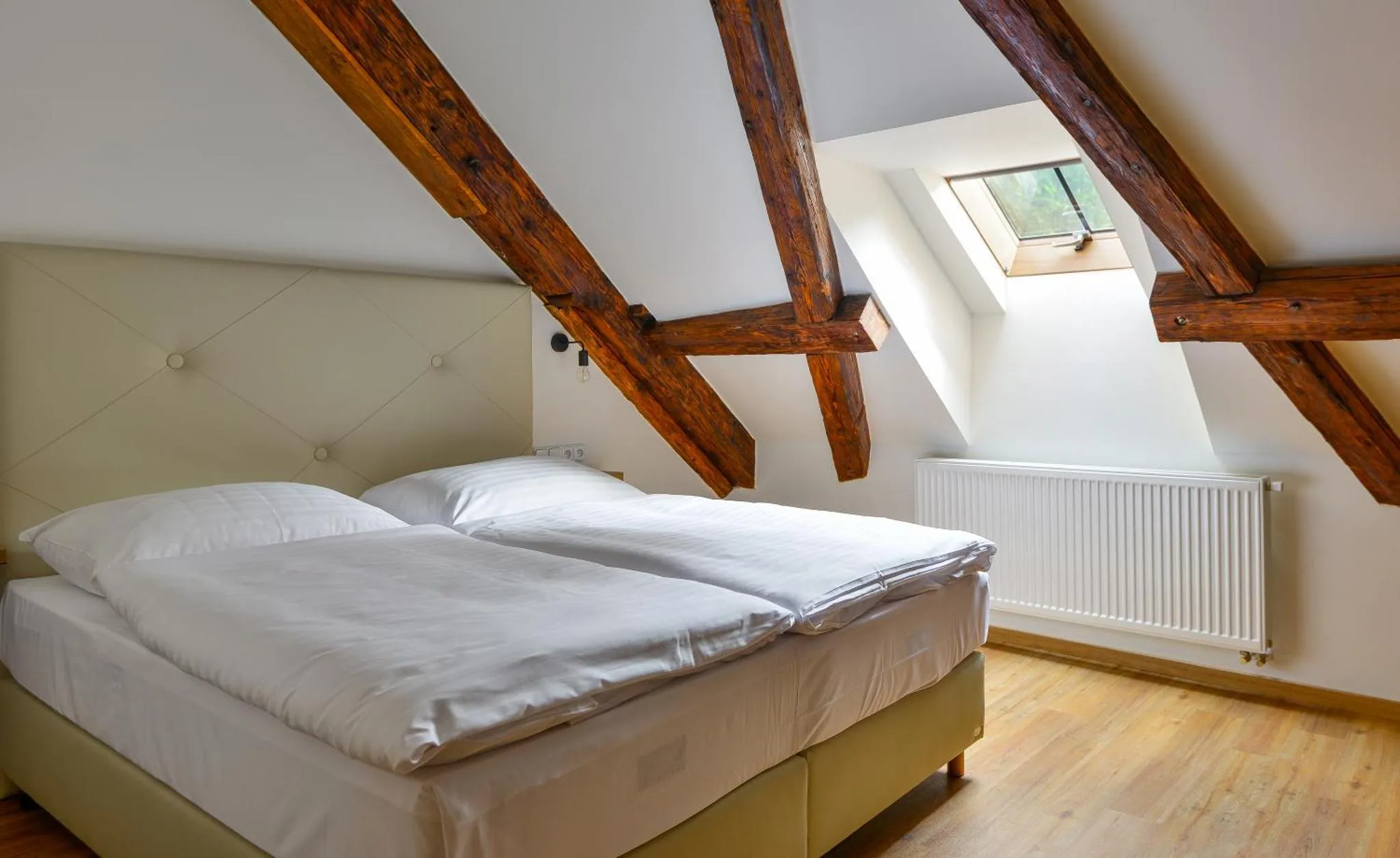 Náhled galerie Malý dvoulůžkový střešní pokoj s výhledem do ulice 5