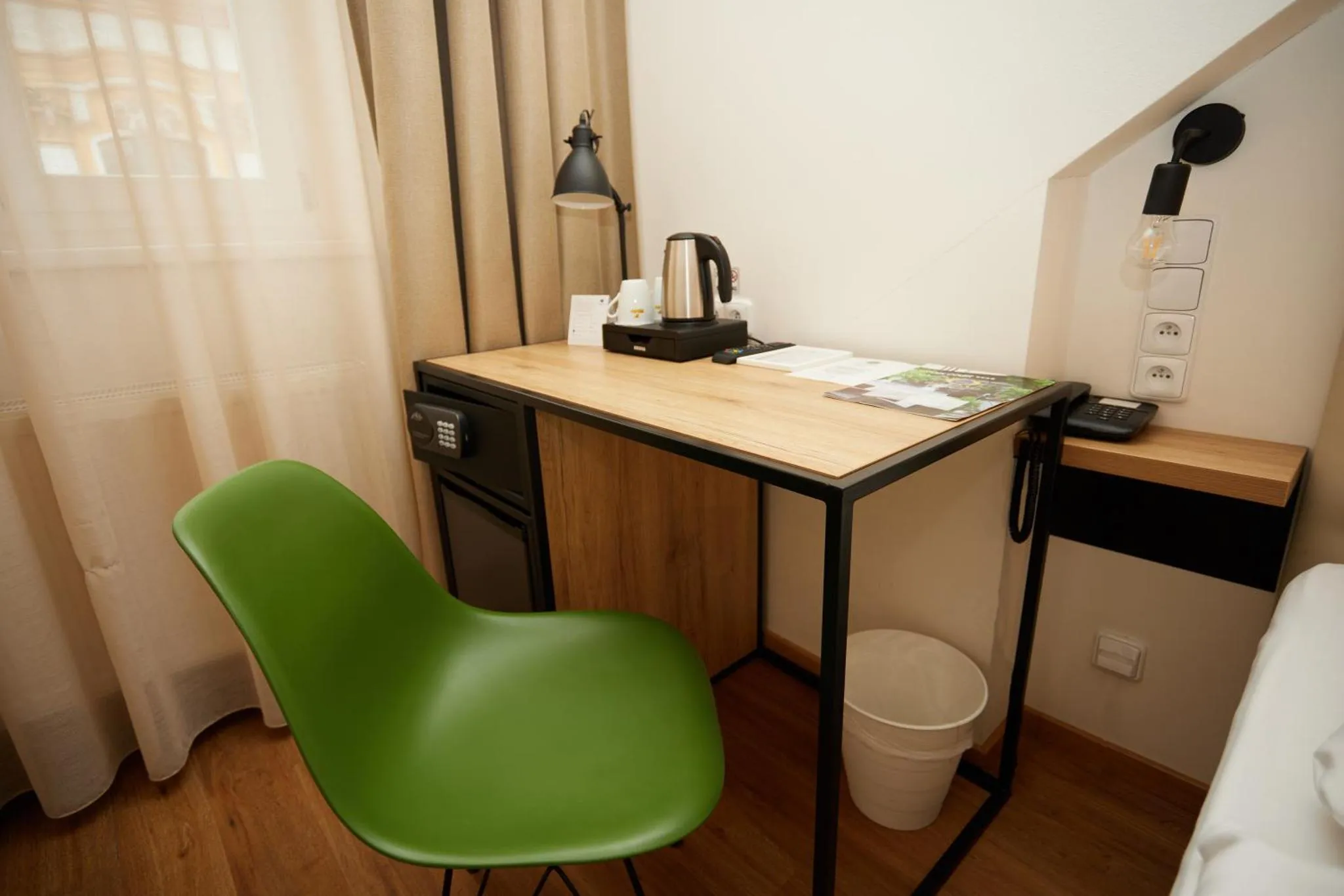 Náhled galerie Malý dvoulůžkový střešní pokoj s výhledem do ulice 2