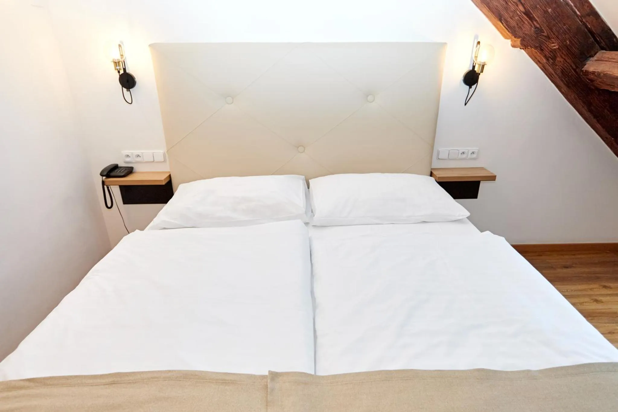 Náhled galerie Malý dvoulůžkový střešní pokoj s výhledem do ulice 4