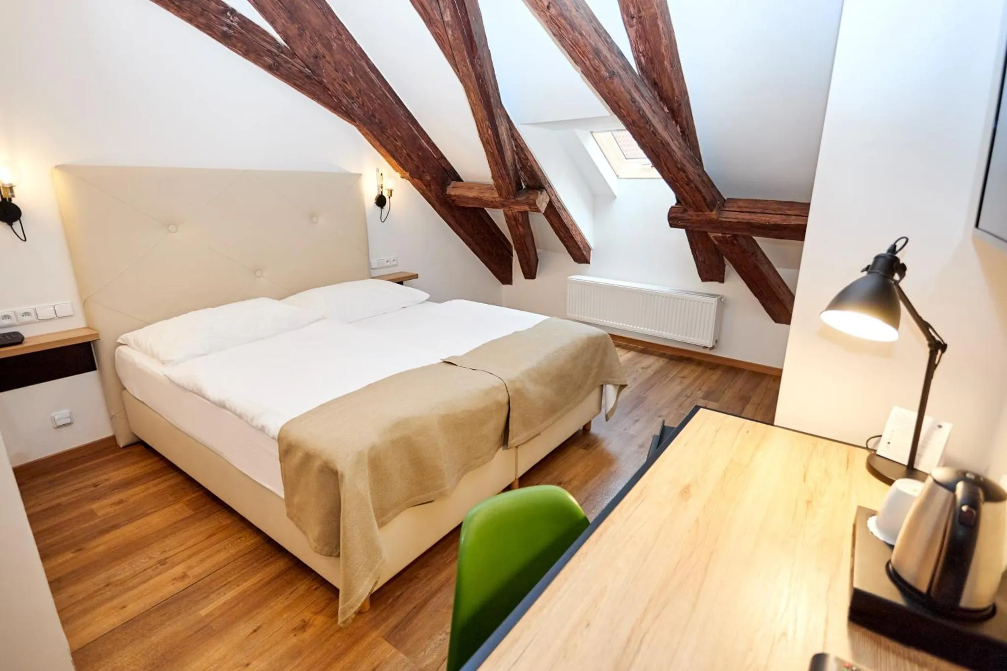 Náhled galerie Malý dvoulůžkový střešní pokoj s výhledem do ulice 3